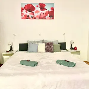 Very Warm With Big Bed Near New York Cafe Budapešť